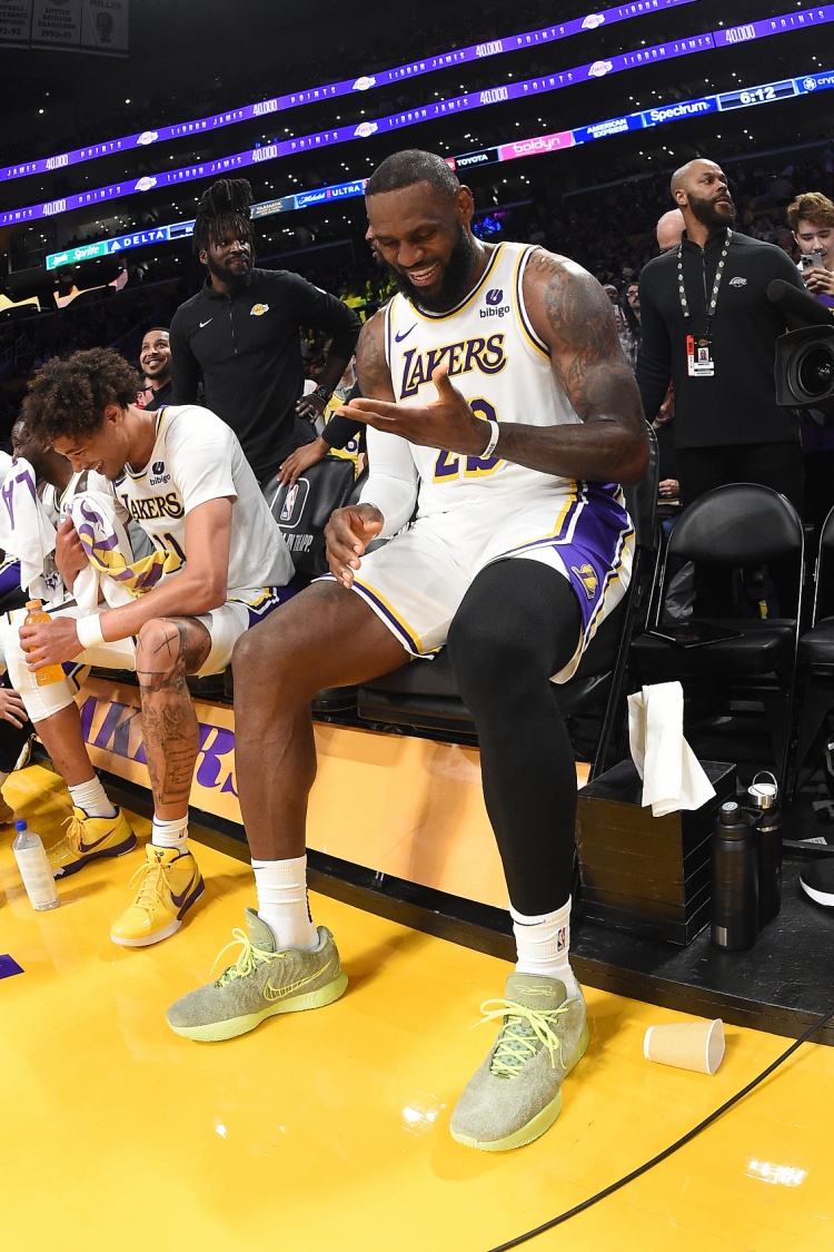去年今日:詹姆斯生涯总得分突破40000分 NBA历史首人