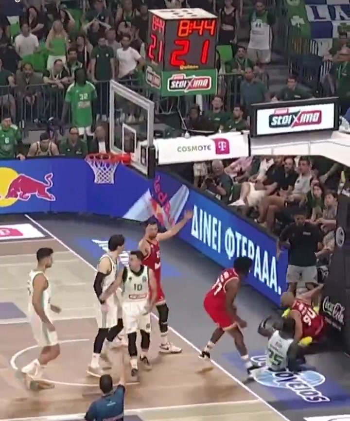 因向球迷做撸迪克手势 富尼耶被帕纳辛纳科斯队及部分球迷起诉